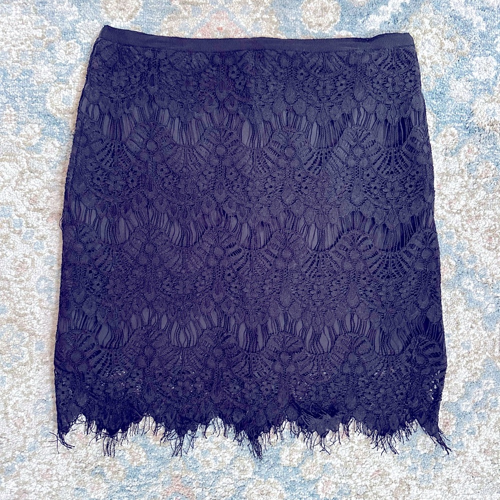 Generation Love lined lace mini skirt with zipper closure. 27” waist.